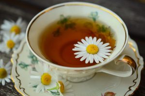 Rimedi naturali per la colite tra camomilla e tisane