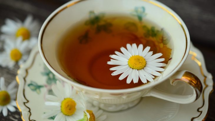 Rimedi naturali per la colite tra camomilla e tisane