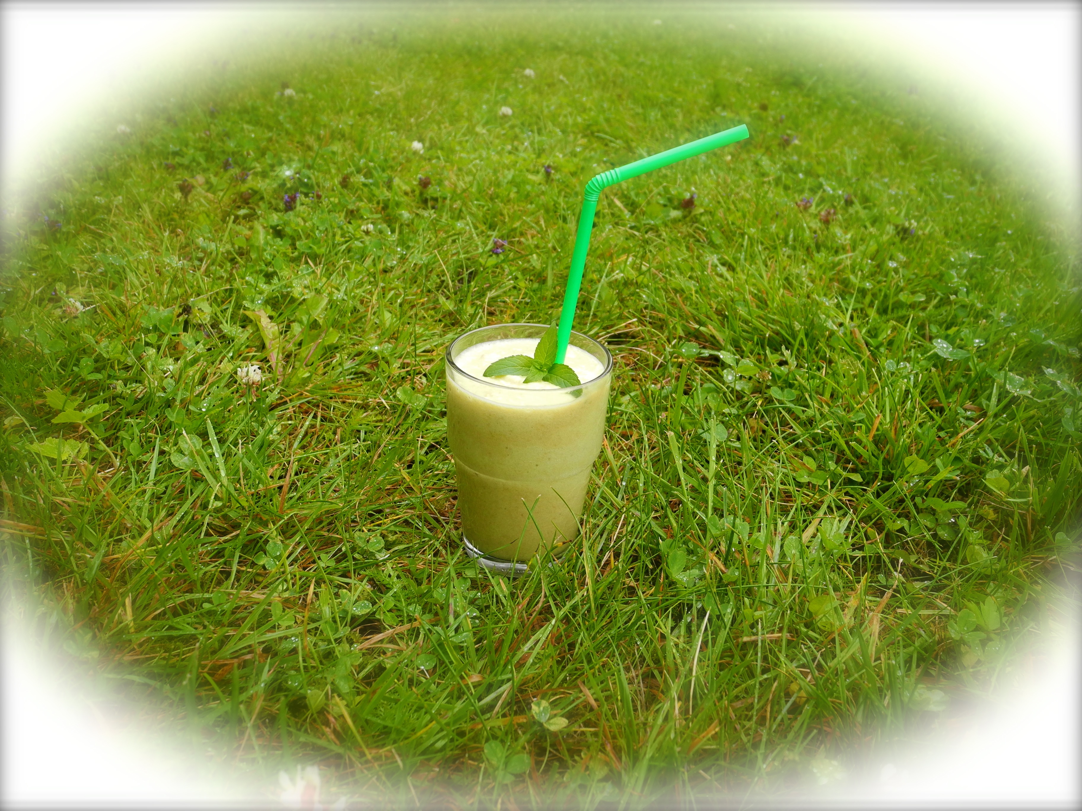 Smoothie con tè matcha e frutti gialli