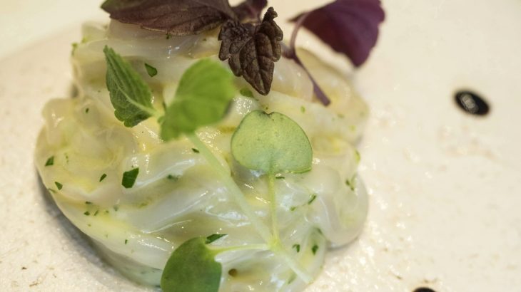 Un antipasto facile a base di calamari crudi da abbinare a un tè verde giapponese
