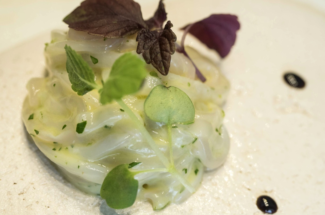 Un antipasto facile a base di calamari crudi da abbinare a un tè verde giapponese