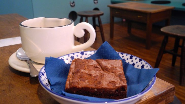 Bere un tè al Cat Café di Milano