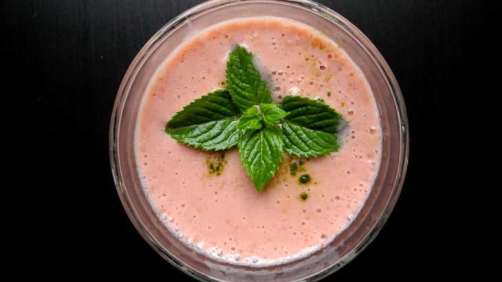 Ricette con il matcha: provate il frullato fragole e matcha