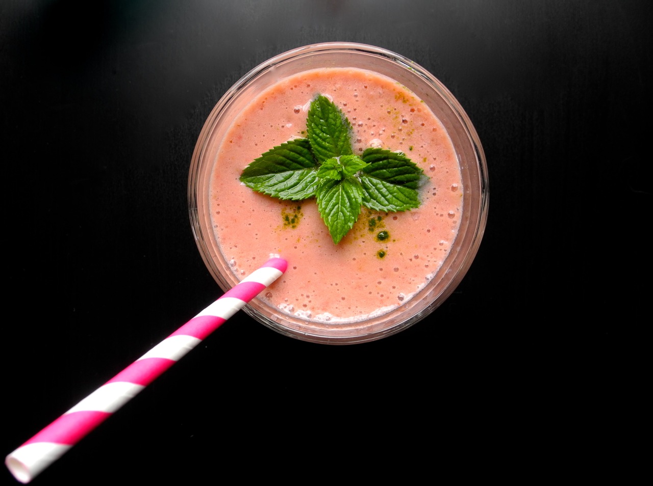 Ricette con il matcha: provate il frullato fragole e matcha