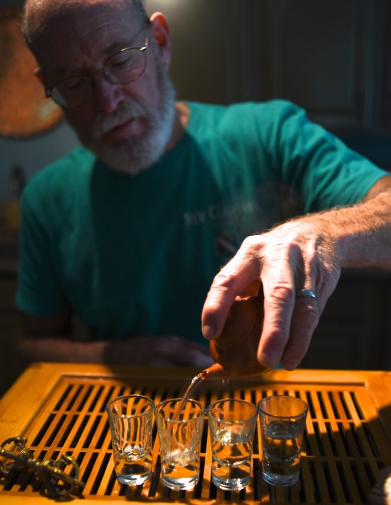 Mike Fritts è il titolare della Golden Feather Tea, piantagione di tè in California