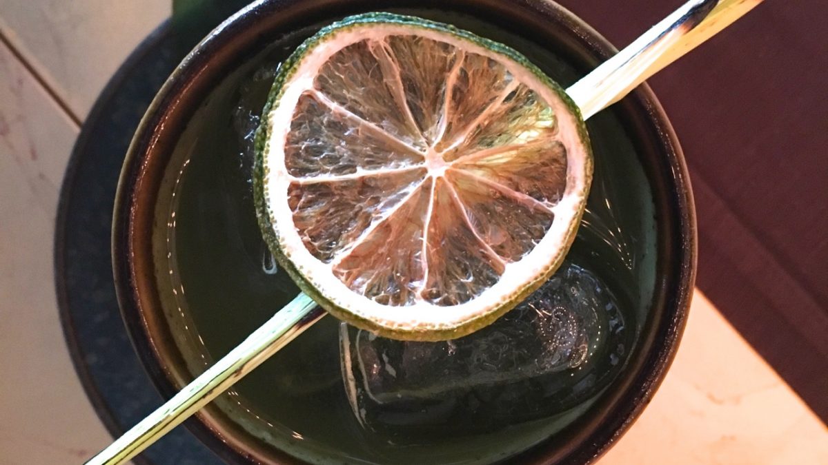Cocktail al tè matcha di Izu Milano