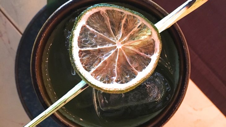 Cocktail al tè matcha di Izu Milano