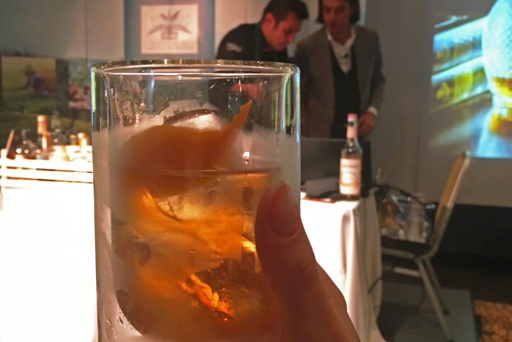 Robert Schinkel ha creato il Negroni Tea, un fresco cocktail al tè