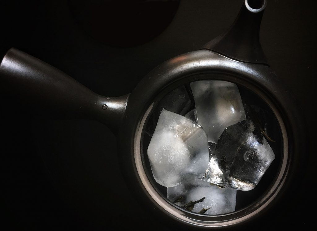 Infusione di tè con il ghiaccio secondo la tradizione giapponese