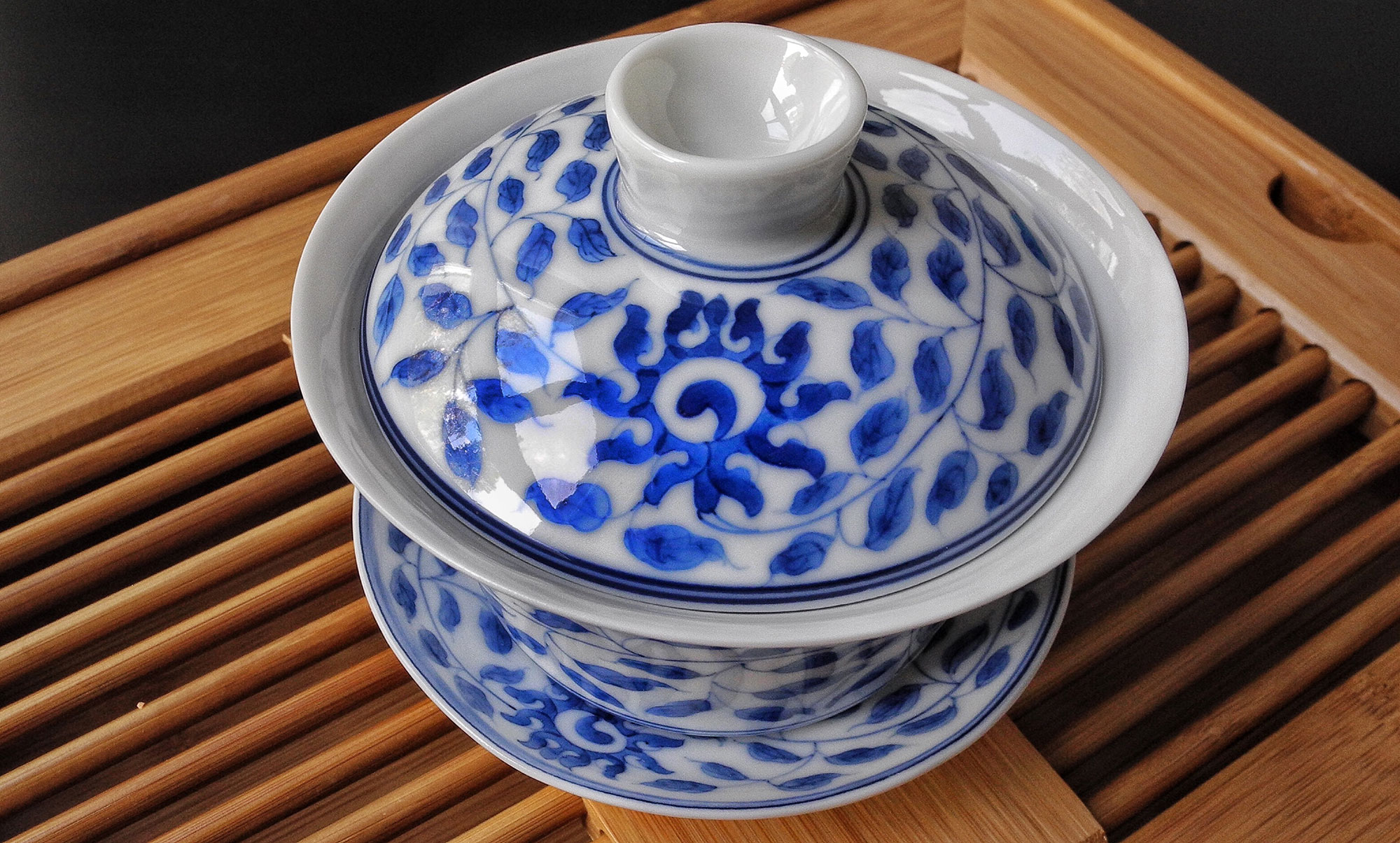 Set di tazza da tè in vetro con piattino e finura verniciata a spruzzo con farfalle e fiori - Cina Set tazza da tè e salsa e tazza da tè con finura