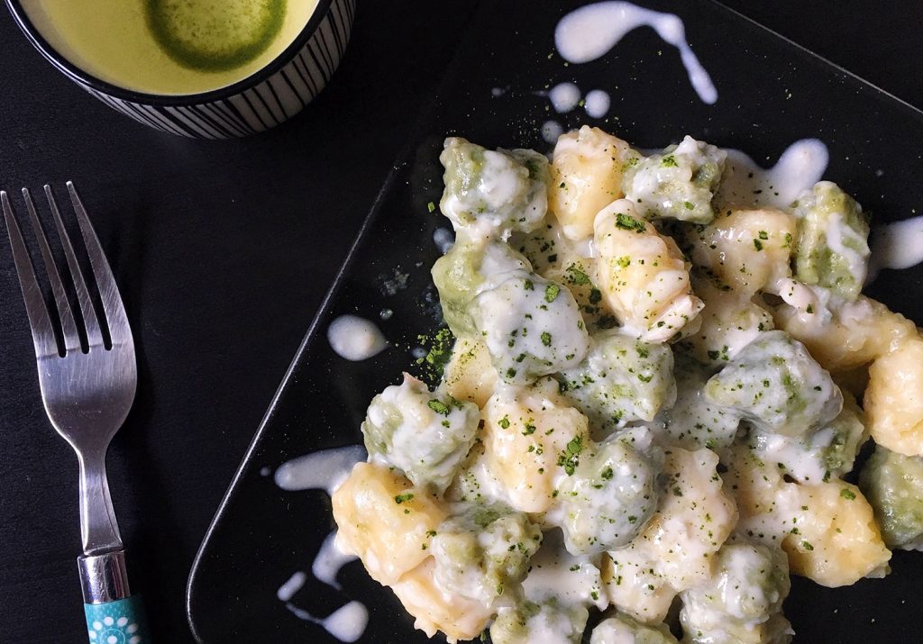Impariamo a cucinare gli gnocchi al tè verde matcha con il gorgonzola