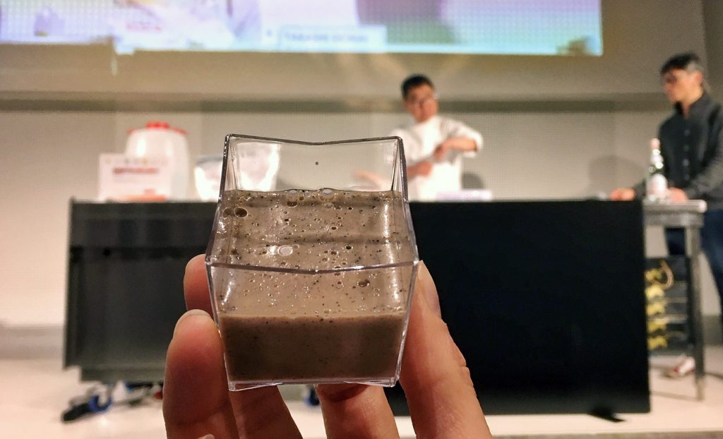 Lo chef Takashi Ochiai propone la pannacotta all'hojicha