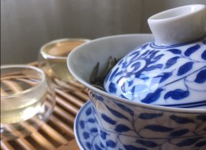 Il tè bianco Bai Hao Yin Zhen preparato con la gaiwan