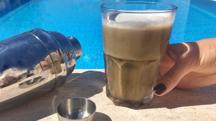 La ricetta dell'hojicha latte freddo a basso contenuto di teina