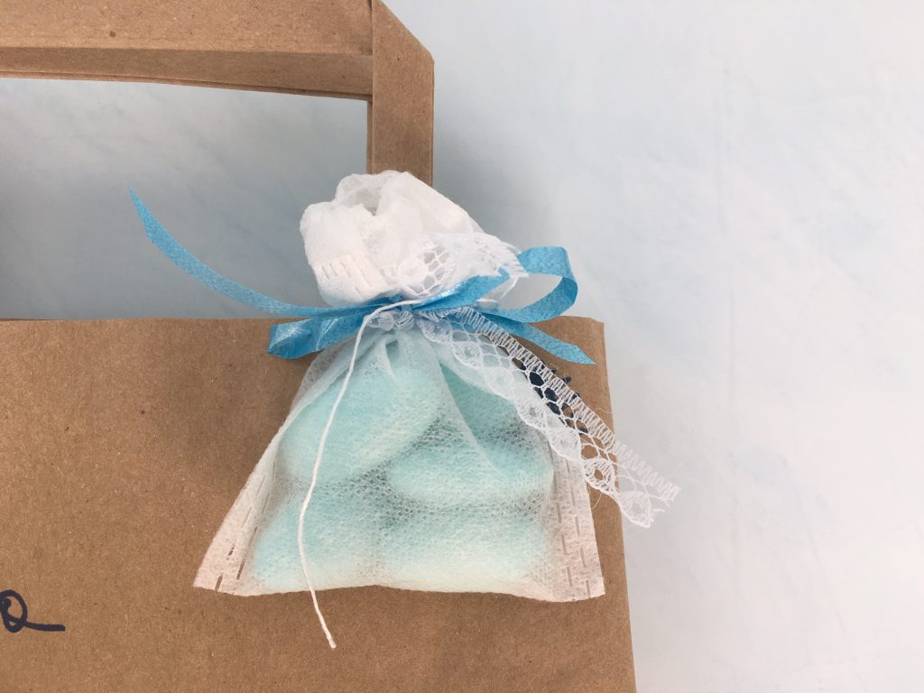 Idee per la bomboniera e i confetti di una battesimo a tema tè
