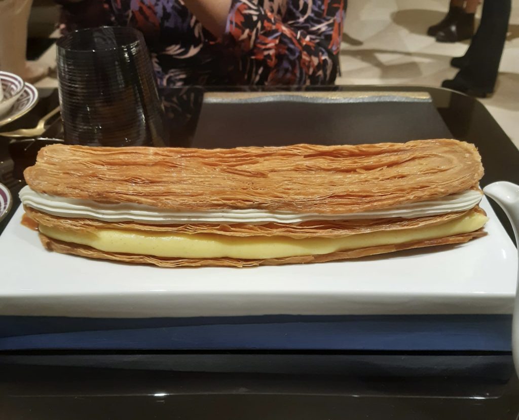 La famosa millefoglie XL della pasticceria Velo